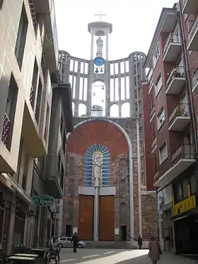 Fachada de la iglesia de la Virgen Grande, en Torrelavega.