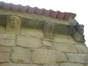 Modillones en la iglesia de Moreira de Lima .