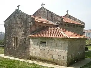 El ábside de la iglesia de Moreira de Lima presenta un ábside cuadrado con un solo apsidol lateral.