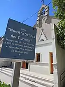 Iglesia frente a la plaza del pueblo