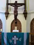 El altar con la Cruz