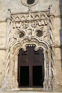 Portada manuelina de la iglesia de Golega. El retorcimiento de las columnas imita el de las gruesas maromas de los barcos, en una nación marinera volcada en la Era de los descubrimientos.