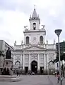La Catedral con la estatua de Dom João Batista Neri, el primer obispo de Campinas, en el primer plano.