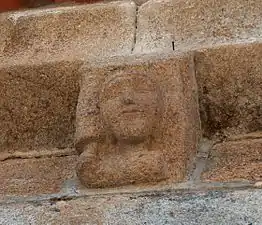 Iglesia de Mouçós con rostros humanos en sus modillones.