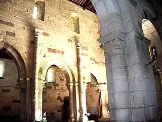 La nave del Monasterio de Rates con columnas decorativas que probablemente debían sustentar una bóveda de cañón que nunca se construyó.