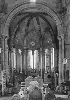 Altar mayor de la iglesia de São João do Alporão con una girola románica debajo de una bóveda de crucería.