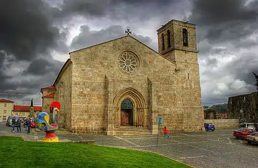 Iglesia de Santa María de Barcelos (finales del siglo XIII).  Su fachada románica muestra un portal gótico y rosetón.