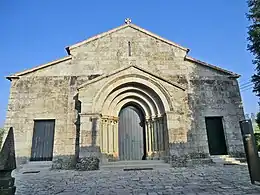 Iglesia de Santa Maria de Airães, con puertas para sus tres naves.