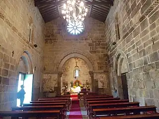 La iglesia de San Salvador de Bravaes y sus pinturas murales en los lados del altar mayor.