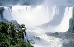 Cataratas del Iguazú, en el centro, la Garganta del Diablo.