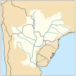 Mapa de la cuenca del río Paraná donde se destaca el curso del río Iguazú. En arroyos misioneros de la cuenca de este último se distribuye esta especie.