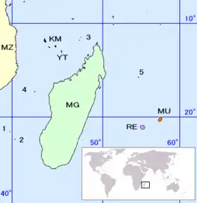 Mapa de las islas Dispersas: 1 - Bassas da India; 2 - Isla Europa; 3 - Islas Gloriosas; 4 - Juan de Nova; 5 - Isla Tromelin (KM : Islas Comoras, MG : Madagascar, MU : Mauricio, MZ : Mozambique, RE : Reunión, YT : Mayotte)