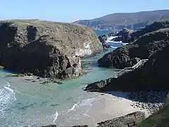 Canal que separa la isla del Toxo de tierra firme.