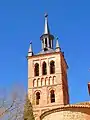 Torre mudéjar con capitel.