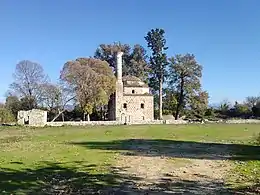 Vista lejana de la mezquita desde el oeste.