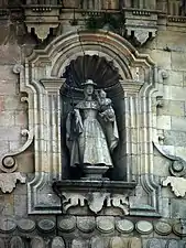 Virgen Peregrina en una hornacina de la fachada de la iglesia