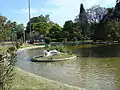 Lago pequeño en el ingreso al parque