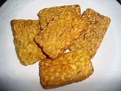 El tempeh goreng  común (sin rebozar) en Indonesia