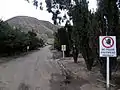 Ingreso a Güemes desde la ruta 25 de Mayo. Se observan carteles que restringen el paso, siendo un barrio casi cerrado hoy.