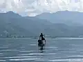 Pescador en el lago