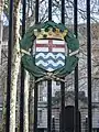 Escudo de armas del Consejo del Condado de Londres en las puertas