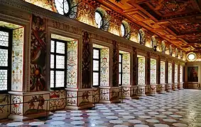 Vista del salón hacia la galeria exterior