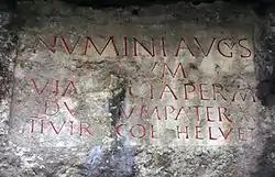Inscripción romana en la entrada del túnel