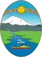 Blasón del Escudo Nacional del Ecuador, con Inti sobre el paisaje.