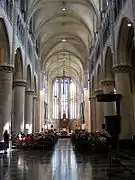 Interior de la basílica de Tongres. Las columnas y sus capiteles recuerdan al gótico brabantino. El coro con sus altas vanos es típicamente mosano.