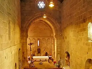 Altar mayor y nave única del monasterio de Cete .