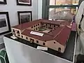Acercamiento a la maqueta del edificio de la Colorado River Land Company, aun existente en Mexicali.