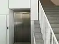 Uno de los ascensores y escaleras en el interior