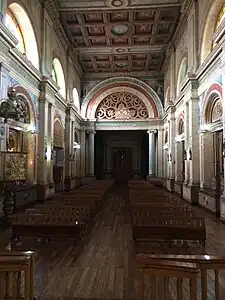Parte posterior del interior de la iglesia.