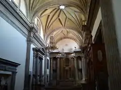 El interior.