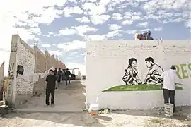 Realización de un mural en la entrada de La Gallera