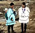 Dos jóvenes madres inuit con su amauti (Anorak con capucha), Pond Inlet 1995