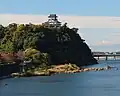 El castillo Inuyama junto con el río.