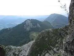 Ipizte y Orisol desde la cueva de Mari, en la pared este del Anboto, en primer término la arista de Ezkillar y, tras ella, Zabalandi.