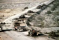 Vista aérea de una columna de vehículos blindados (T-72, BMP-1 y Tipo 63) y camiones iraquíes destruidos en la autopista 80 en marzo de 1991.