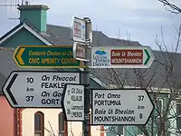 Uso en señalética en Irlanda, con los textos en irlandés en cursiva y en inglés