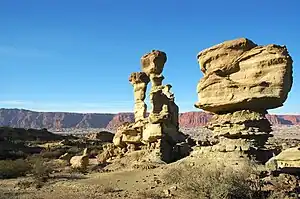 Sol, olivos y vides dibujan el paisaje de la provincia de San Juan (en la foto se observa "El Submarino", una de las abundantes geoformas de Ischigualasto o Valle de la Luna).