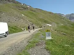 Pendiente de 10 % en el penúltimo kilómetro de ascenso. Delante los corredores del Ice Trail Tarentaise.