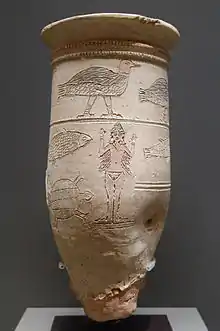 Vaso de Ishtar, con decoración incisa y policromada, procedente de Larsa (II milenio a. C.)