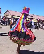 Mujer de Taquile vestida para la festividad de San Santiago.