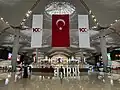 Pancartas del centenario y banderas turcas en el Aeropuerto de Estambul
