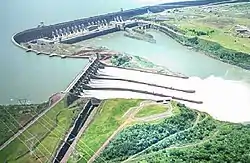 Represa de Itaipu, obra hidroeléctrica compartida entre Paraguay y Brasil.