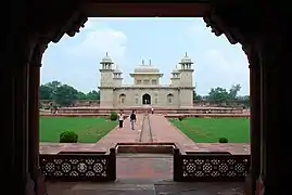 Mausoleo visto desde la puerta.