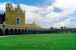 Vista del convento de San Francisco, en Izamal.