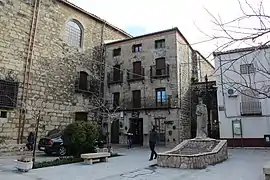 Vista de la plaza en honor a Fernando III el Santo en Iznatoraf.