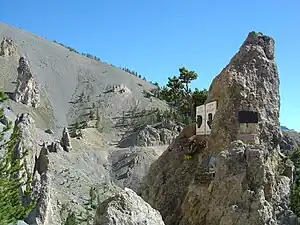 Estelas de Coppi y Louison Bobet en La Casse Déserte (vertiente Sur del ascenso al Col d'Izoard)